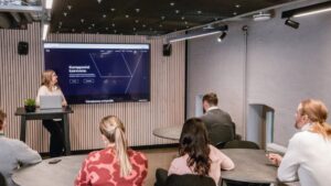 Yrittäjyyskoulutusten toteuttajan Y4 Worksin koulutustilaisuus